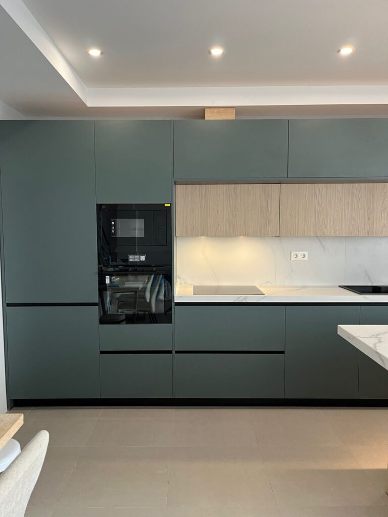 diseño de cocina con peninsula inspiracion DK Cocina Integral Studio Interiorismo DK Grupo
