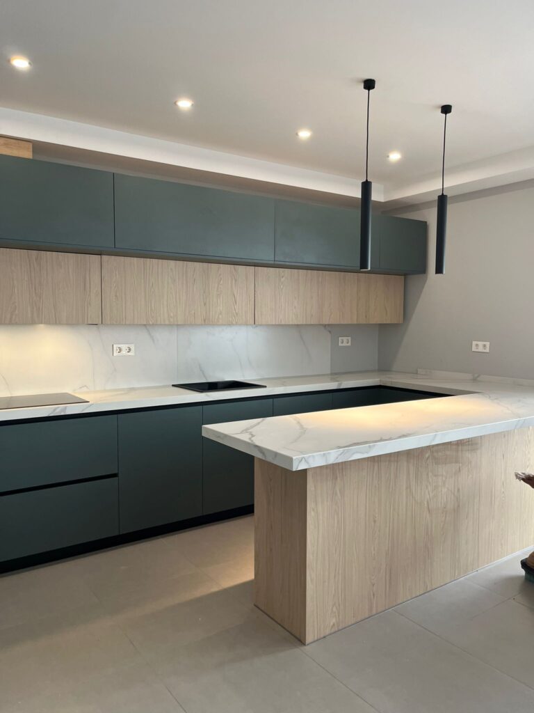 diseño de cocina con peninsula inspiracion DK Cocina Integral Studio Interiorismo DK Grupo
