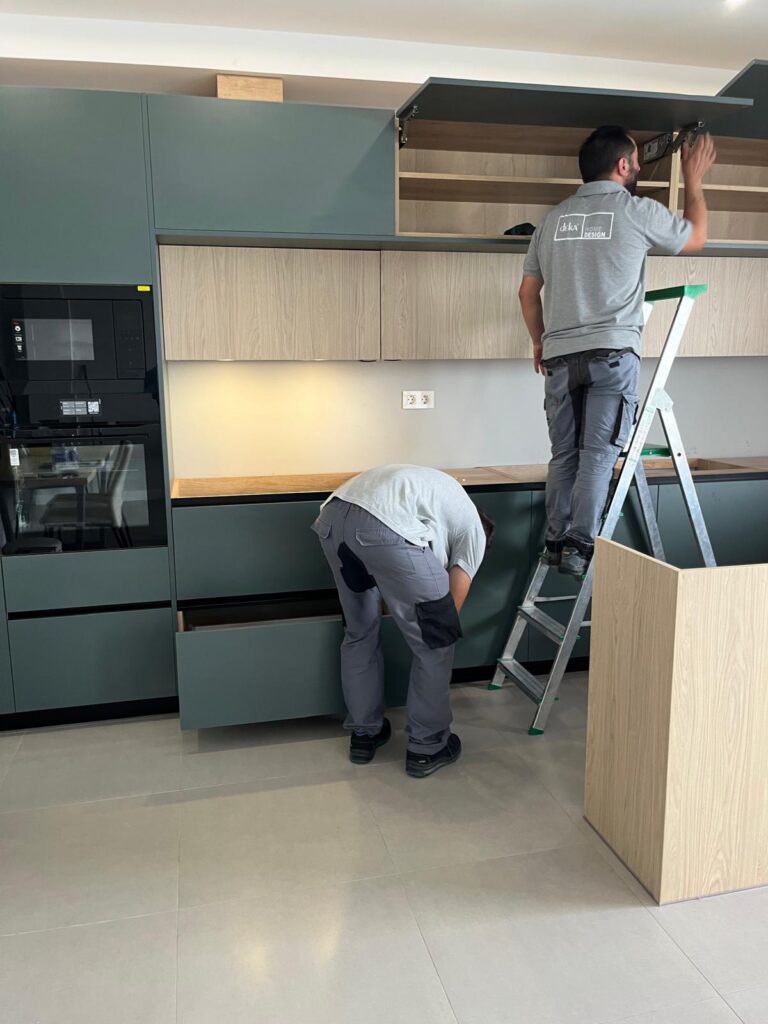 diseño de cocina con peninsula inspiracion DK Cocina Integral Studio Interiorismo DK Grupo