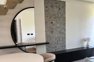 Iroko Estepona proyecto interiorismo diseño de interiores salon DK Grupo