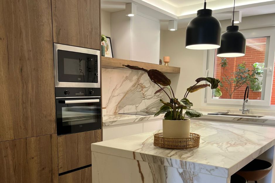 Diseño de cocina con puertas correderas
